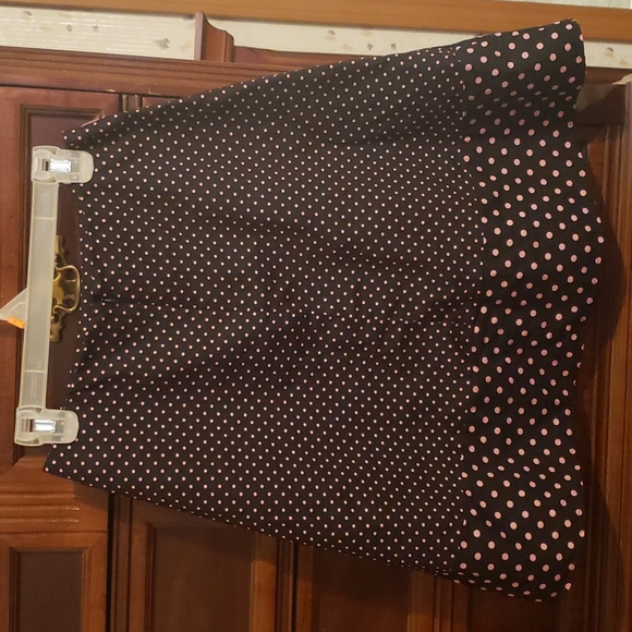 Juniors black skirt w/ pink polka dots - Picture 2 of 4